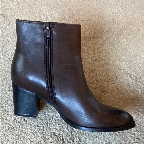Elegant Brown Ankle Boots - Picture 3 of 7